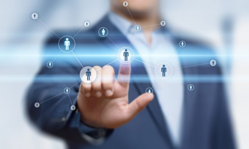 Ein Mann hinter Glas, der mit dem Finger auf das Symbol einer Person zeigt. Symbolbild der Management- und Personalberatung BOLLMANN EXECUTIVES für Executive Search für Unternehmen.