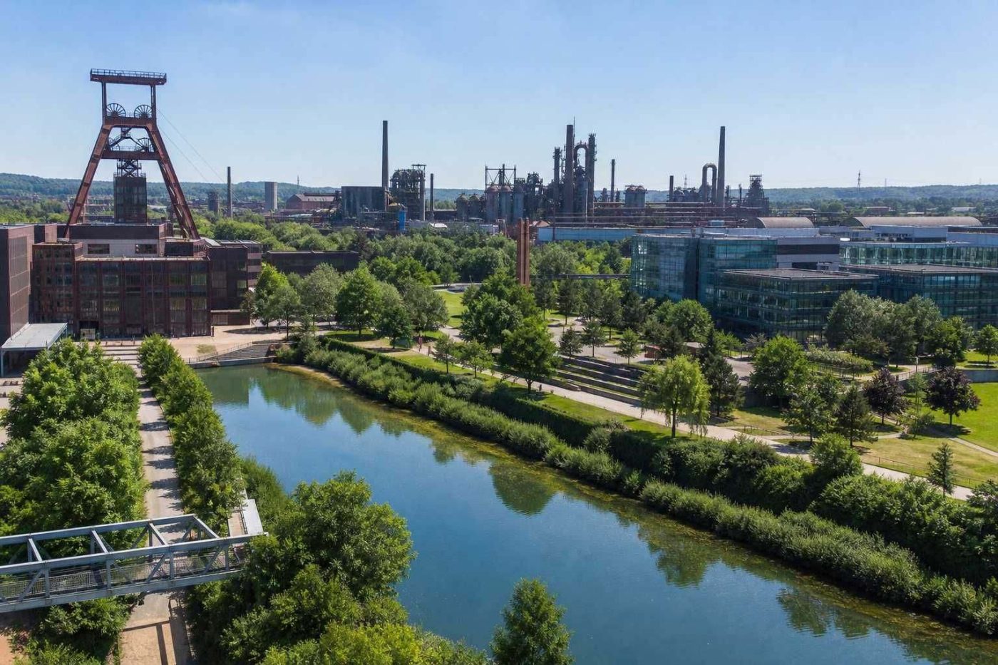 Symbolbild Ruhrgebiet mit Zechen-Fördergerüst, Industrieanlagen und modernen Bürogebäuden. Personalberatung, Headhunter, Executive Search Bochum