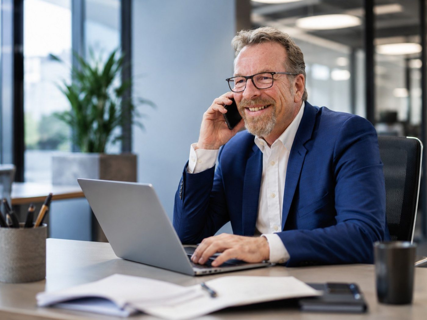 Ein Mann im blauen Anzug telefoniert. Symbol für Direct Search und die Direktansprache der Management- und Personalberatung BOLLMANN EXECUTIVES GmbH.