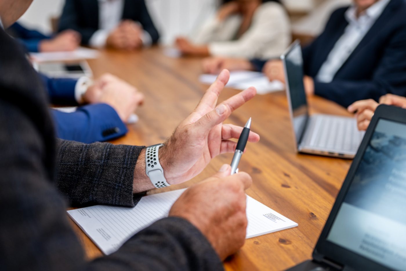 Management-Meeting zur Personalsuche: Führungskräfte besprechen Anforderungen, Auswahlkriterien und eine professionelle Stellenbeschreibung für die passgenaue Besetzung einer Vakanz. Symbolbild für Stellenbeschreibung der BOLLMANN EXECUTIVES GmbH.