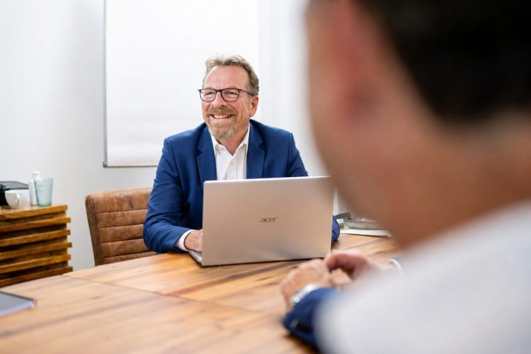 Ein Mann am Notebook in einem Webinar mit dem Titel: Grundlagen im Social Media Recruiting. Symbolbild für Webinar der BOLLMANN EXECUTIVES GmbH