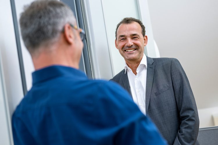 Personalberater im Dialog, Experten der Personalberatung BOLLMANN EXECUTIVES GmbH tauschen sich aus. Ein Symbolbild für Personalberatung Automation.