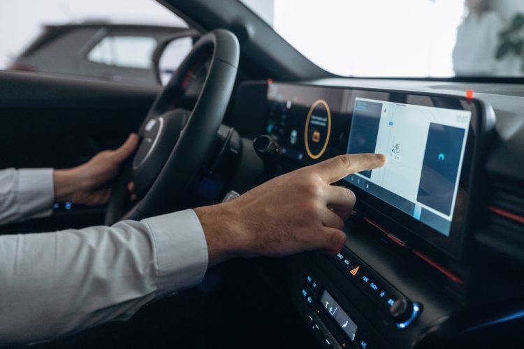 Im Cockpit eines Autos, Gestensteuerung des Fahrers im Kontext Personalberatung Automotive