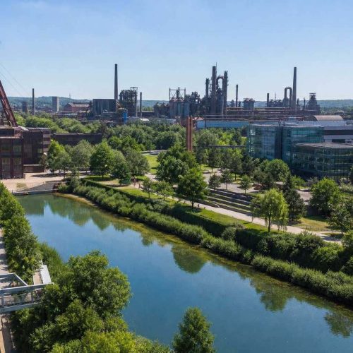 Symbolbild Ruhrgebiet mit Zechen-Fördergerüst, Industrieanlagen und modernen Bürogebäuden. Personalberatung, Headhunter, Executive Search Bochum
